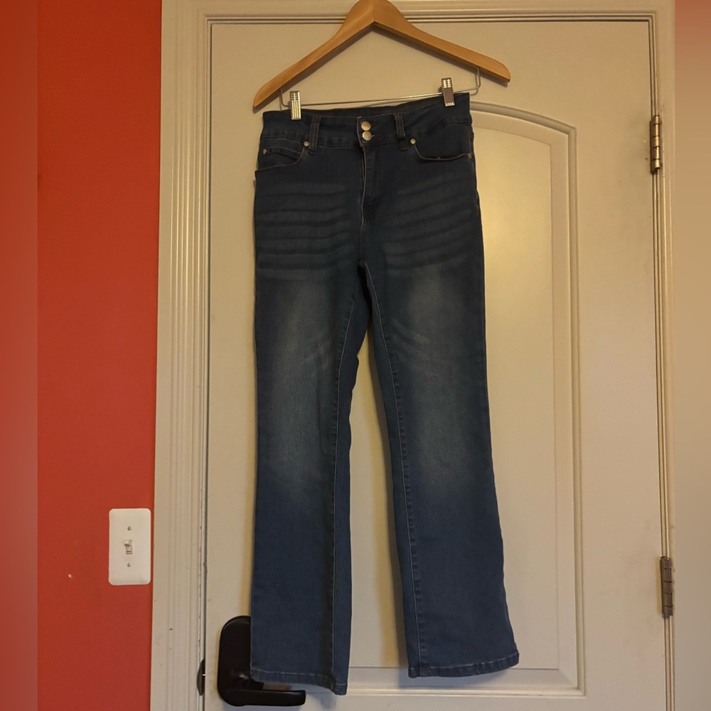 TAHARI Very Stretchy Two Button Women's Jeans. Size 8